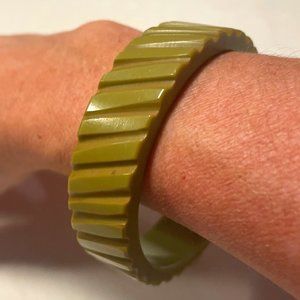 Vintage bakelite bangle - with carvings